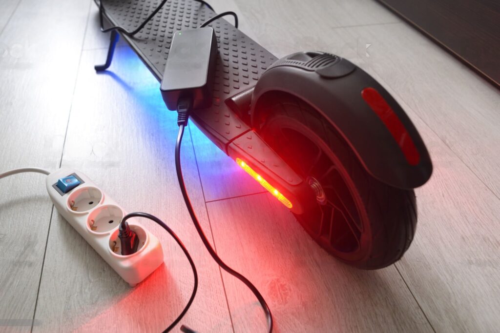 Les Bornes de Recharge Libre-Service pour Trottinettes Électriques à Marseille